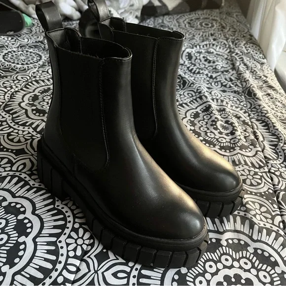 Public Desire Wide Fit Zenya chunky chelsea boots in black - Picture 3 of 5